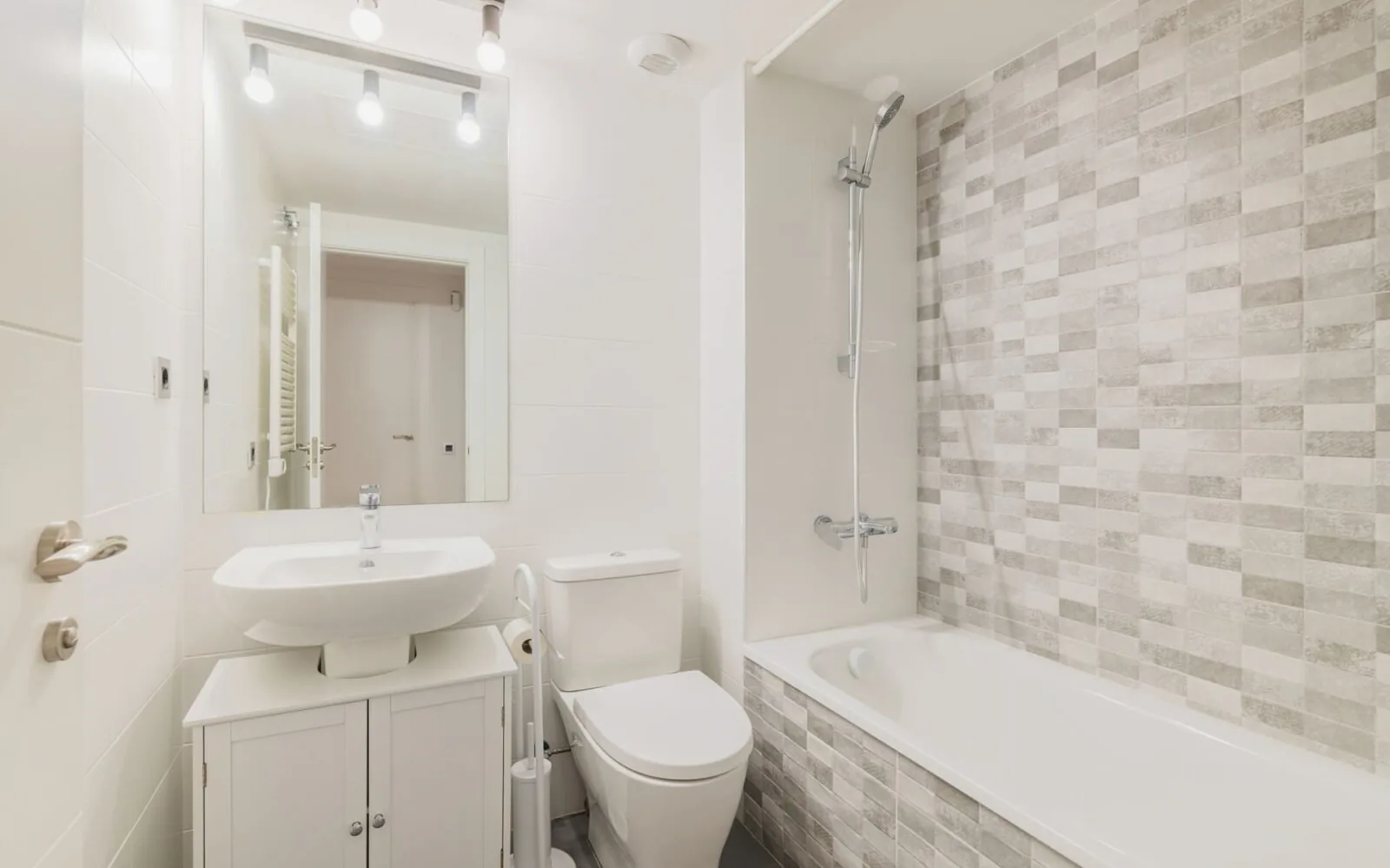 Affordable bathroom renovation in Auckland that keeps a workable layout and durable mid-range fittings Affordable bathroom renovation in Auckland that keeps a workable layout and durable mid-range fittings