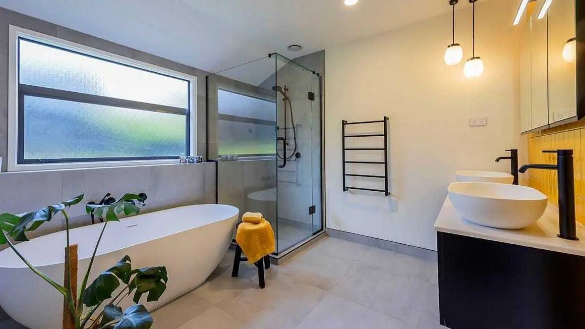 Existing bathroom fittings kept in place to control cost, a practical low-cost small bathroom tip Existing bathroom fittings kept in place to control cost, a practical low-cost small bathroom tip